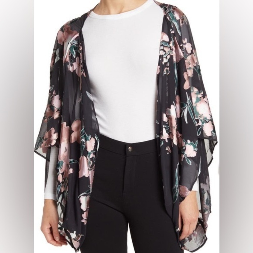 Vince Camuto One Size Burnout Blooms
Short Kimono NWT Black